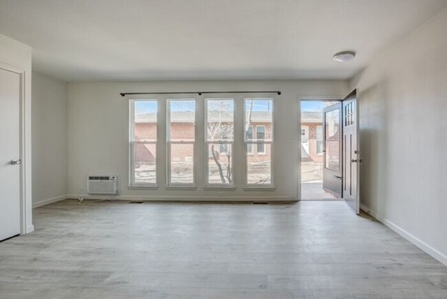 Building Photo - 2 bed 1 bath Fully Renovated Apartment in ...