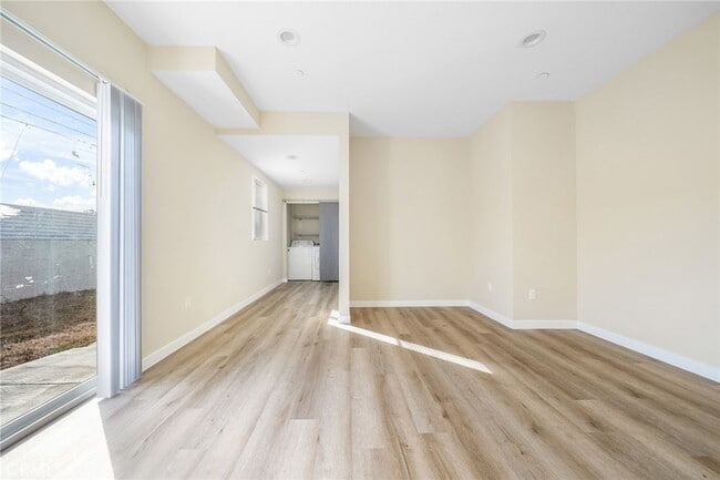 Building Photo - 1002 E 33rd St