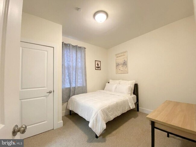 Building Photo - 1620 W Jefferson St