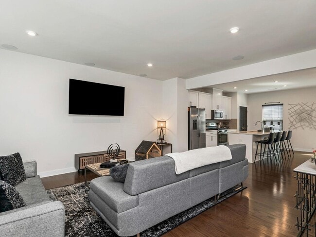 Building Photo - End unit townhome just minutes from uptown!!