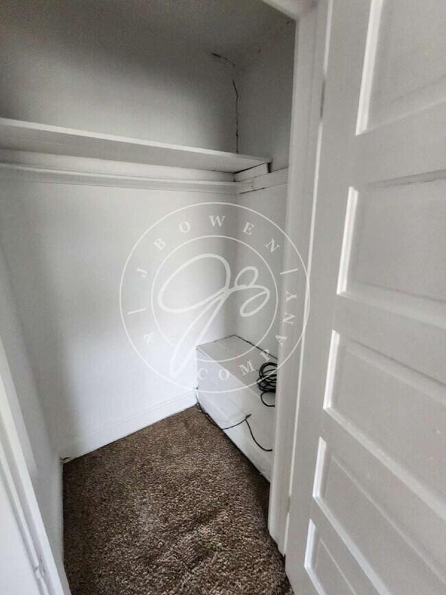 Building Photo - 2 bed 2 story townhouse! Individual baseme...