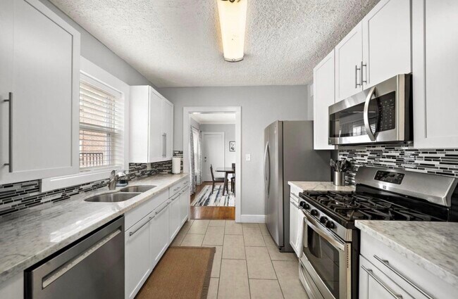 Building Photo - 1635 Castle Ct