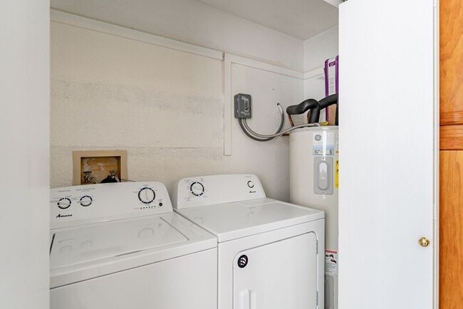 Building Photo - 2434 N Palo Hacha Dr