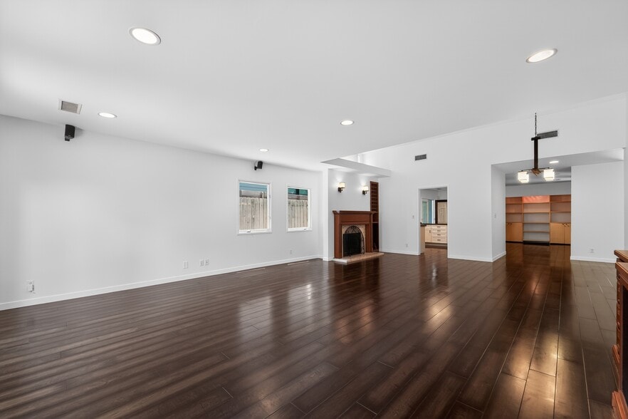 Building Photo - 13047 Dickens St