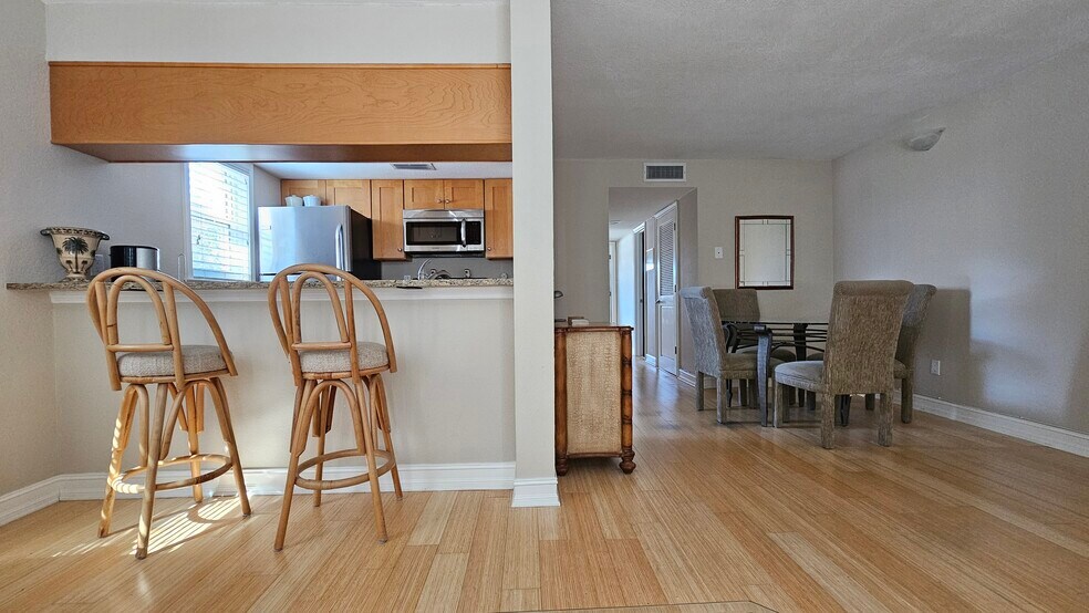 Building Photo - 2525 West Bay Dr