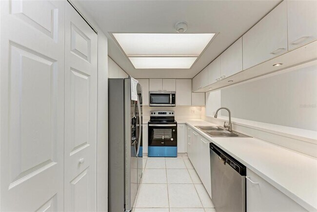 Building Photo - 835 S Osprey Ave