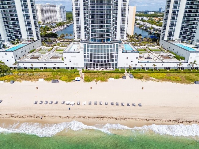 Building Photo - 15901 Collins Ave