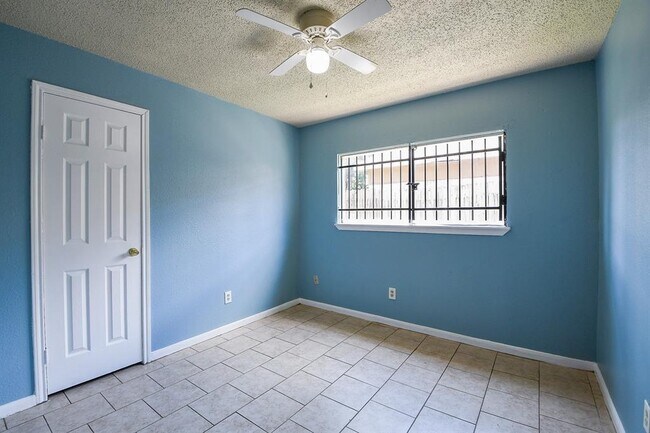 Building Photo - 8714 Valley Song Dr