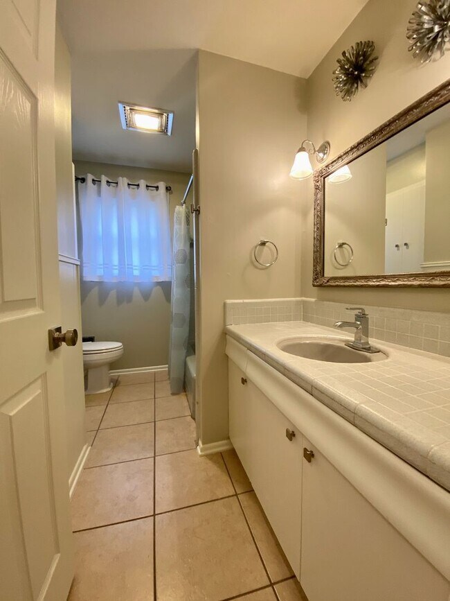 Building Photo - Colonies North Home with 3 BD | 2 BA Available JULY 2026!!