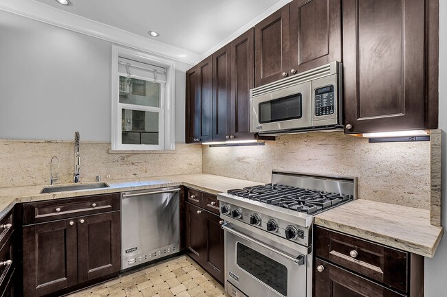 Building Photo - Remodeled 1br+office at the storied Francesca building