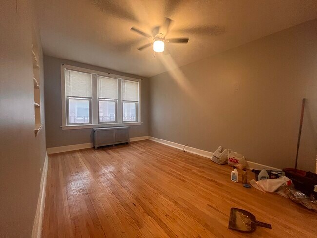 Building Photo - 1624 W Sherwin Ave