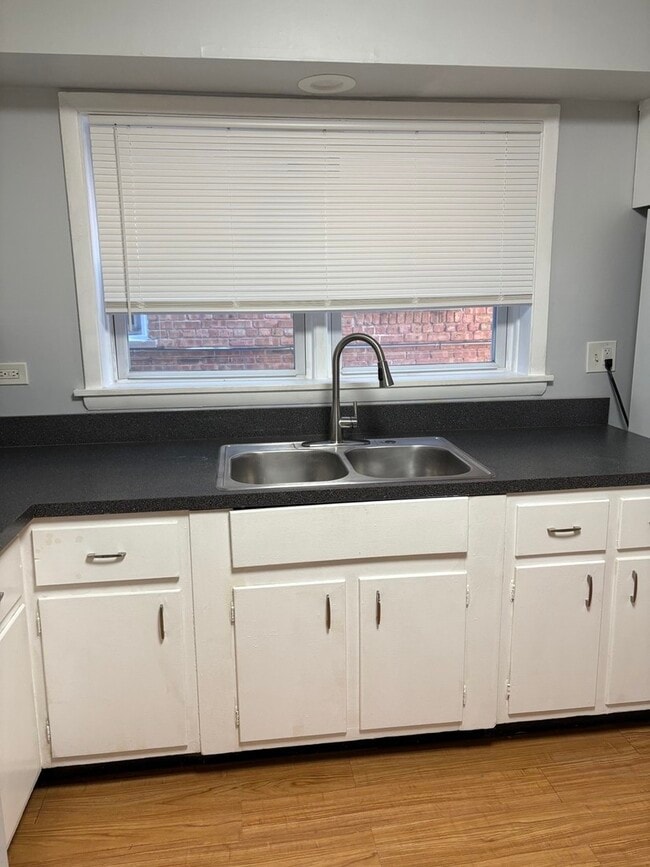 Building Photo - 16 W Terrace St