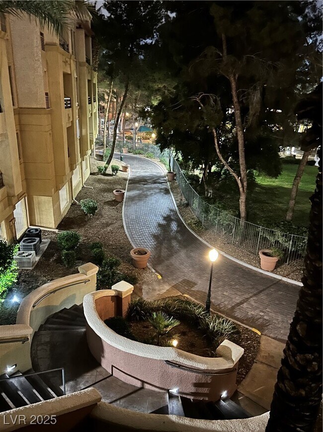 Building Photo - 230 E Flamingo Rd