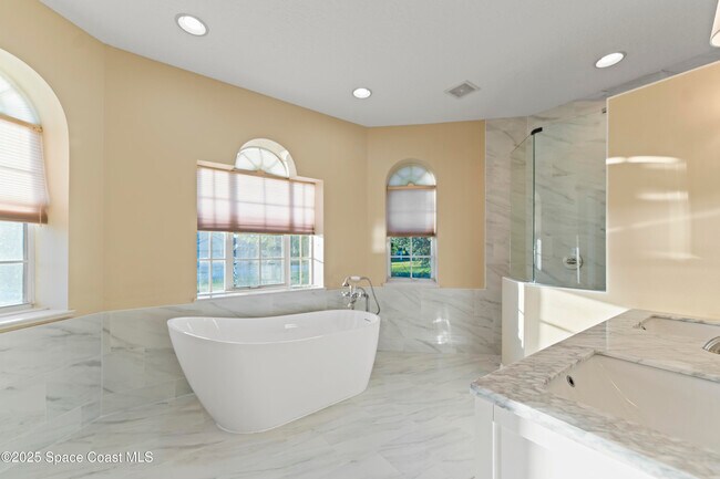 Building Photo - 500 Hidden Hollow Dr