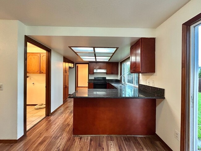 Building Photo - Timeless 5 Bed, 2.5 Bath Home - SW Beaverton