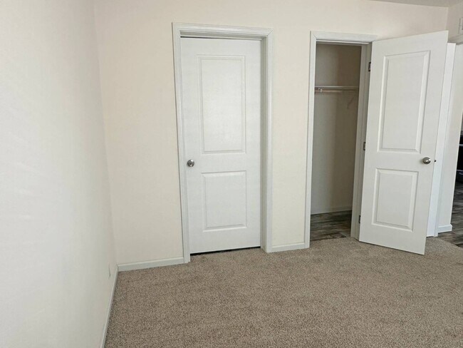 Building Photo - 591 Childers St