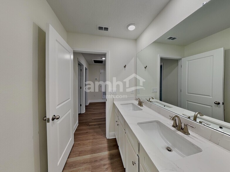 Building Photo - 5964 Sycamore Pl St