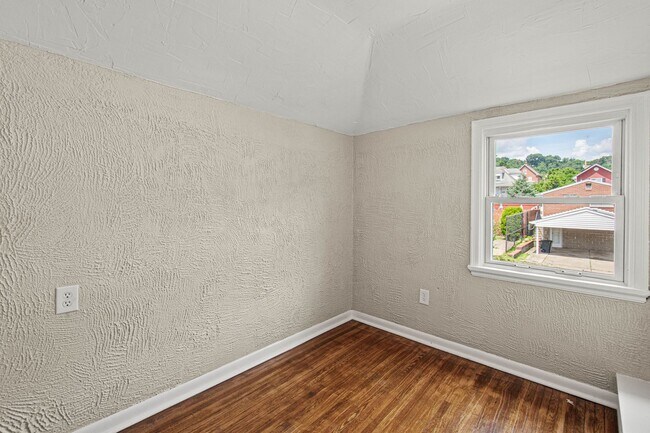 Building Photo - Newly renovated 3 bedroom home in McKees Rocks available now!