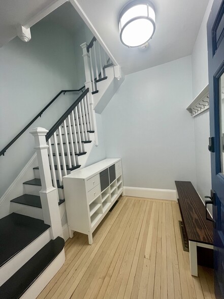 Entryway, 5' bench seating - 99 Hudson St