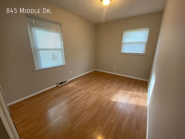 Building Photo - 845 Middle Dr
