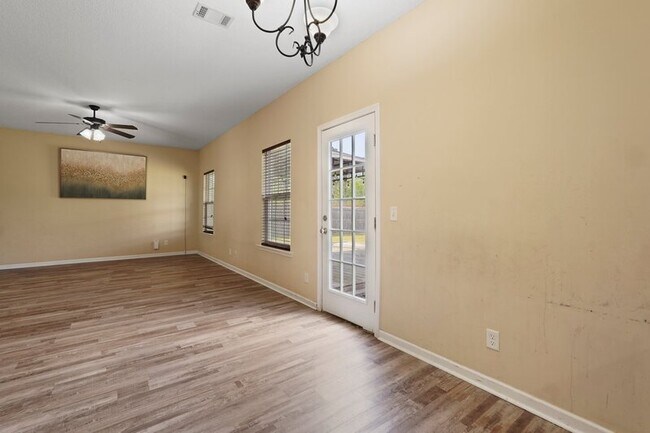 Building Photo - 966 Mustang Ln NE