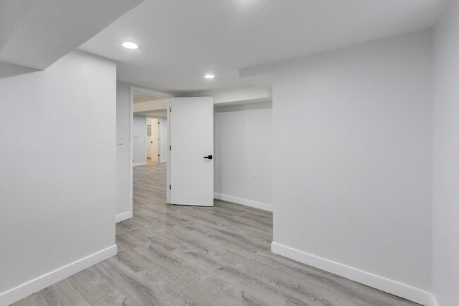 Building Photo - 710 S Hawthorne Ave