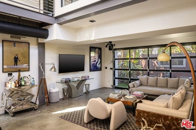 Building Photo - 913 Milwood Ave