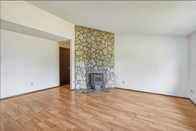 Building Photo - Open Concept: 3 Bed, 1.5 Bath Hidden Gem!