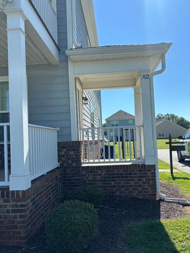Building Photo - Beautiful 3 Bedroom, 2 Bathroom Stacked Duplex in Anderson, SC