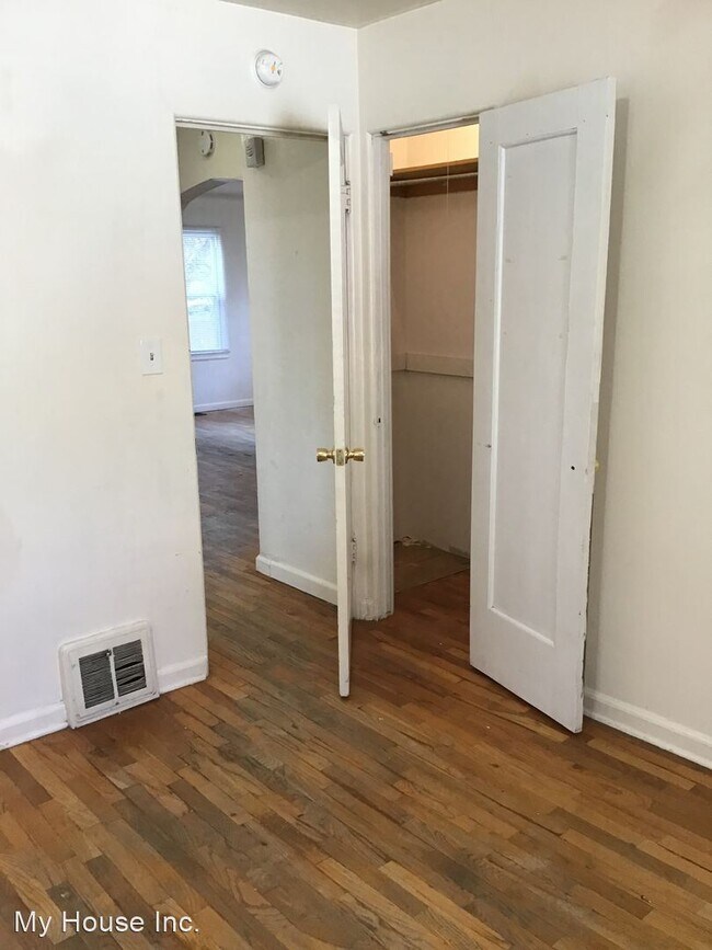 Building Photo - 3 br, 1 bath House - 1120 West Myrtle Street