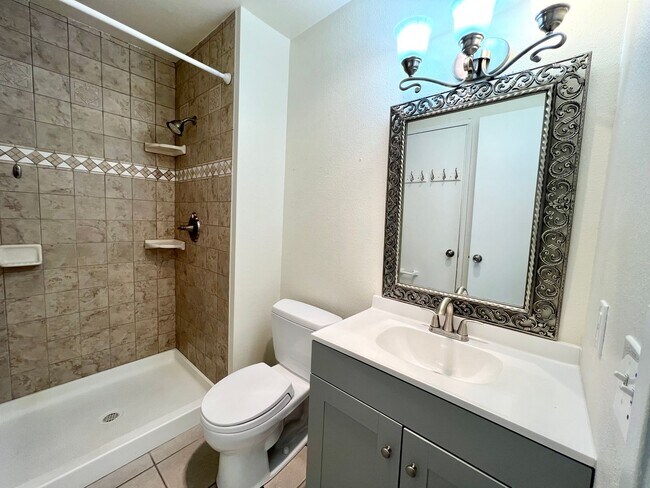 Building Photo - Beautiful 5 BD/2BA w/ Attached Garage & Sw...