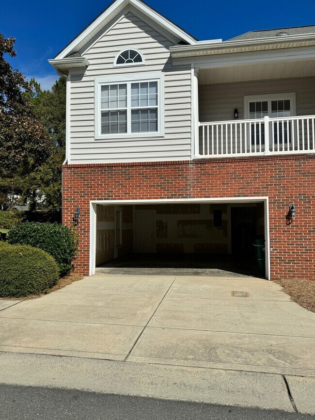 Building Photo - Move-in ready 2-bedroom, 2-bath end-unit t...