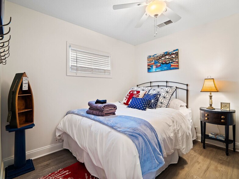Building Photo - 6209 Oakwood Beach Dr