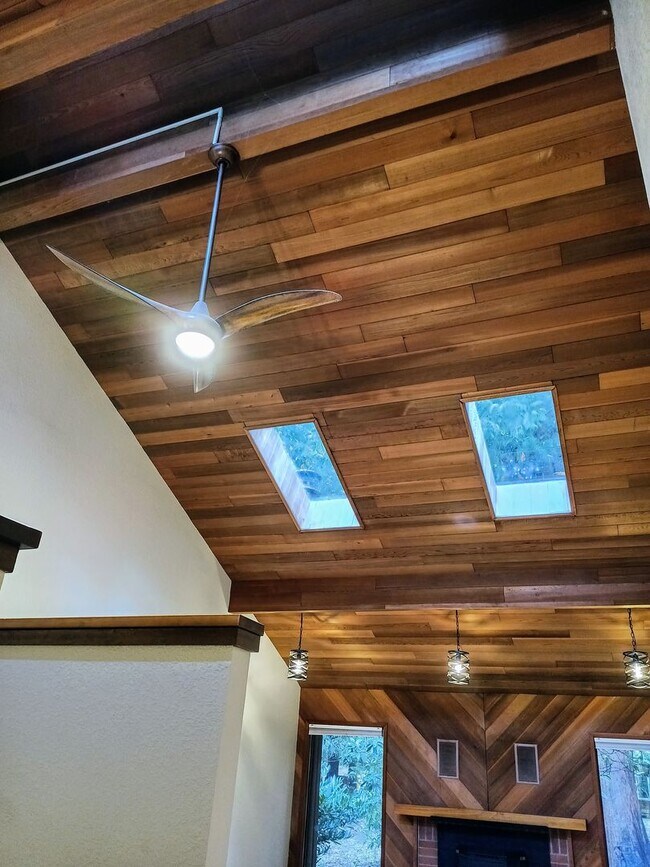 Building Photo - 3 Bedroom 2.5 Bath