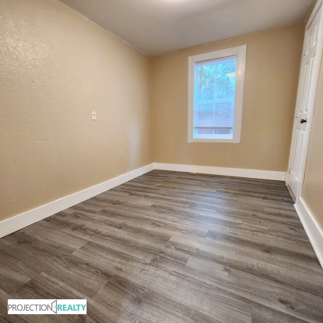 Building Photo - 1538 NE Dekum St