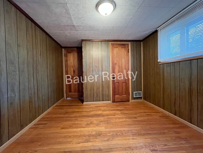 Building Photo - 3 -4 Bedroom Home Near Brookside Park