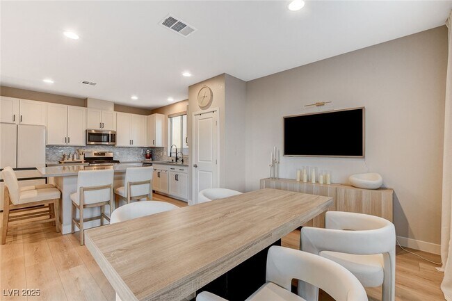 Building Photo - 9716 Jade Rise Ave