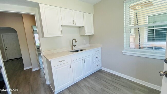 Building Photo - 914 N Wild Olive Ave