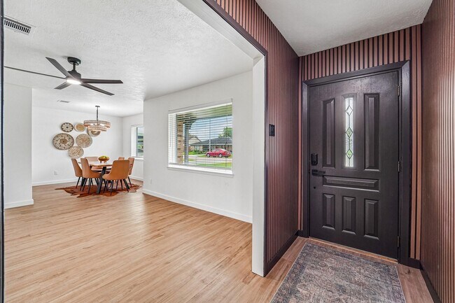 Building Photo - 2801 Coy Dr