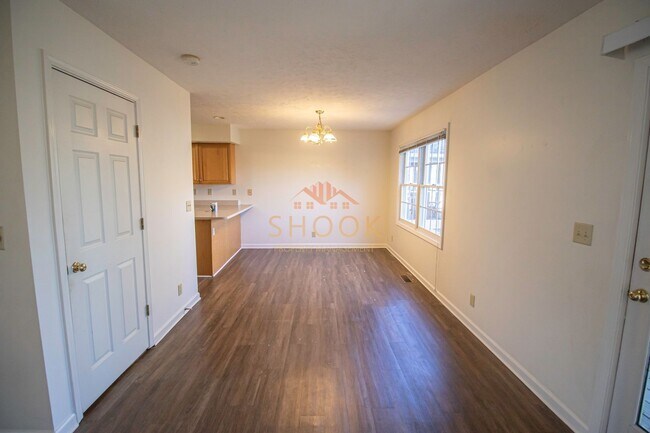 Building Photo - LARGE CONDO UNIT CLOSE TO CAMPUS - Available mid June