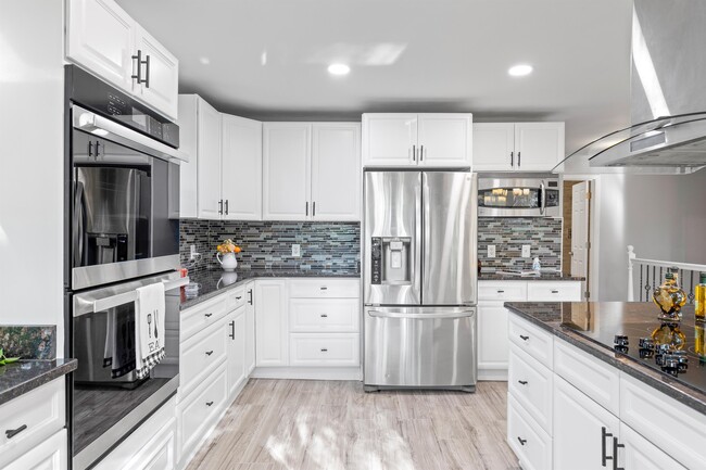 Building Photo - 555 Benson Dr