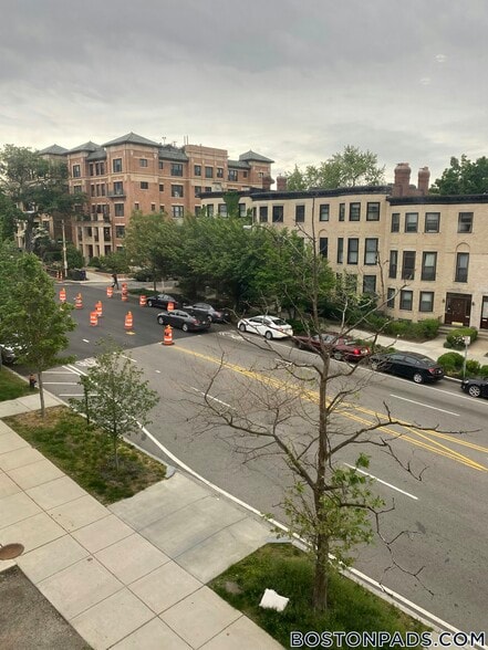 Building Photo - 463 Park Dr