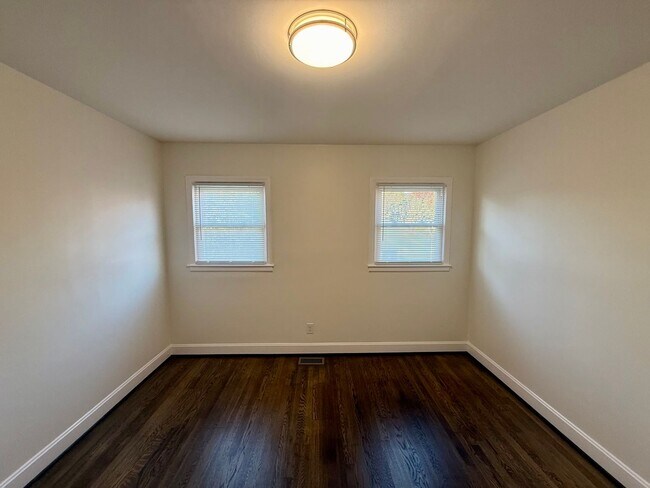 Building Photo - Three bedroom, 1.5 bath house in Burlington