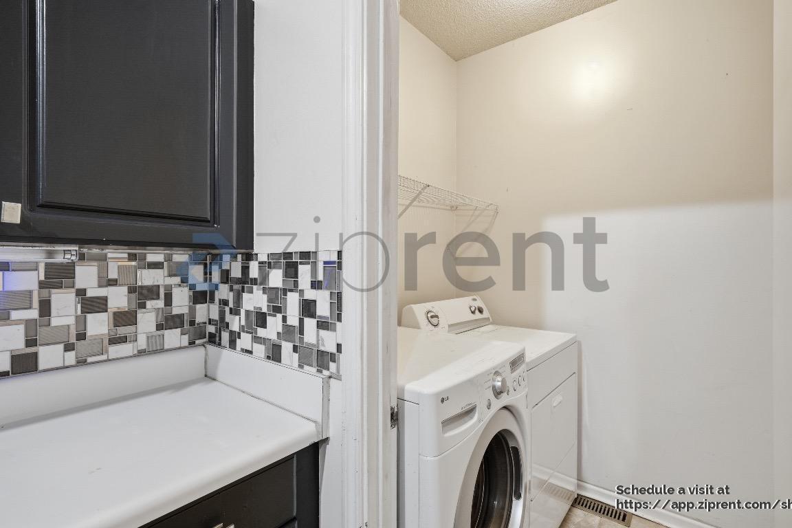 Building Photo - 584 Windsor St SW