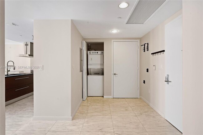 Building Photo - 495 Brickell Ave