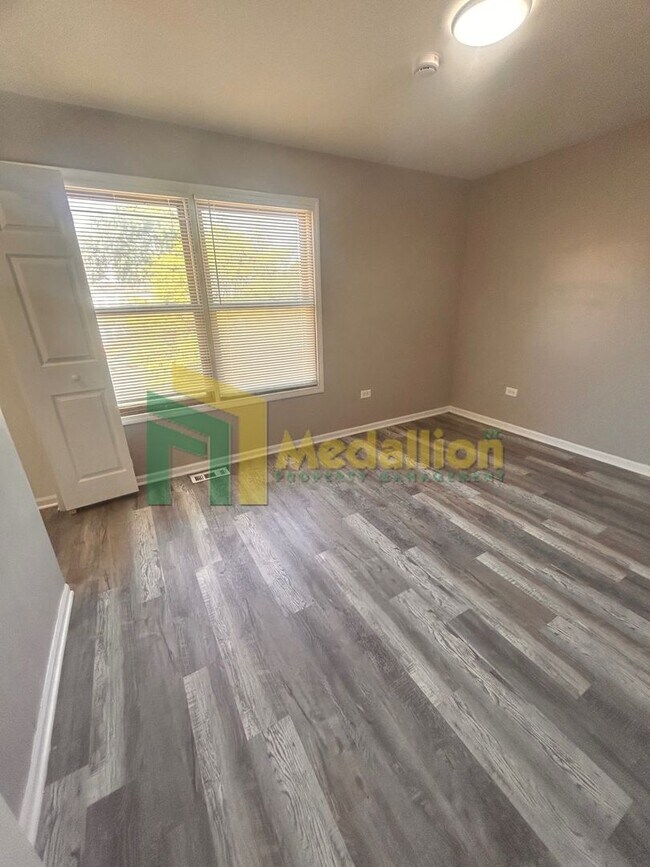 Building Photo - 5954 S Maplewood Ave