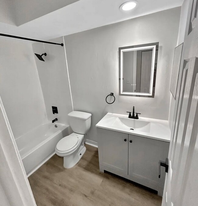 Building Photo - ? Beautiful remodeled 2-bed / 1-bath apartment.
