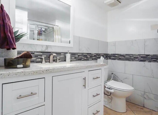 Building Photo - 5742 W Palo Alto Ave