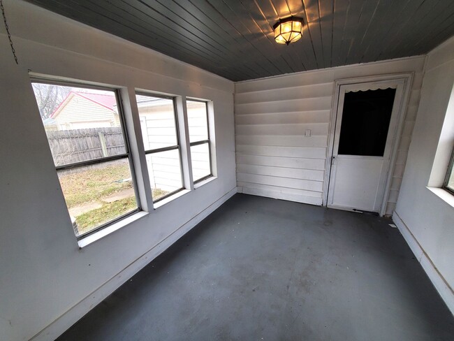 Building Photo - FOR RENT- Three Bed on Anita St near Allen...