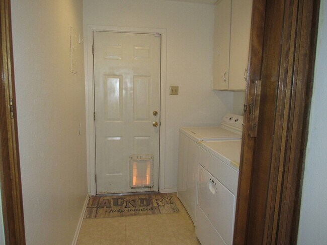 Building Photo - 2810 Teakwood Dr